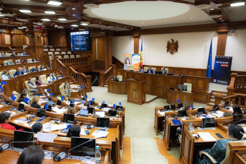 Discuție publică despre ajustarea legislației referitoare la violența digitală, organizată pe Platforma Femeilor Deputate