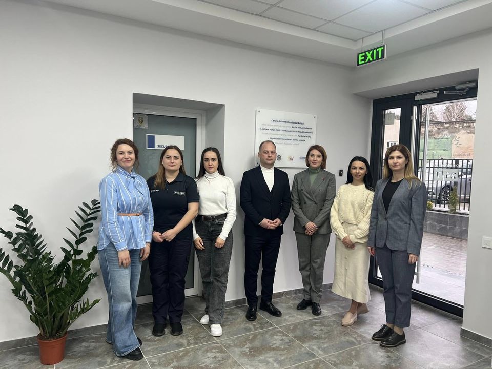 Membrele Consiliului Asociației Femeilor Antreprenoare din Moldova la sediul Centrului de Justiție Familială
