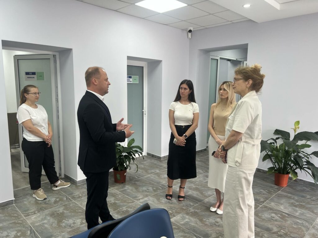 Kate Halvorsen în vizită la Centrul de Justiție Familială al Poliției