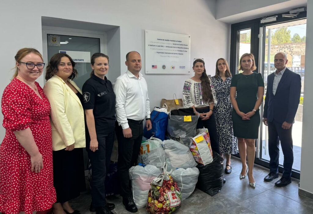 Reprezentanții Ambasadei SUA la Chișinău au livrat donații de îmbrăcăminte